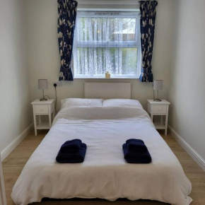 Cheerful, cosy, one bedroom home with patio and parking